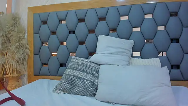 juliette pretty  online show from April 1, 7:11 pm