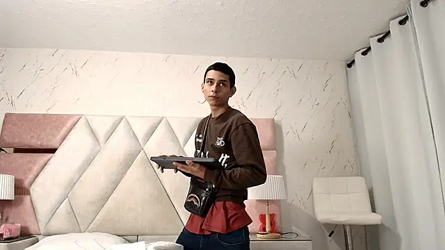 Zoelucas online show from April 13, 11:55 am