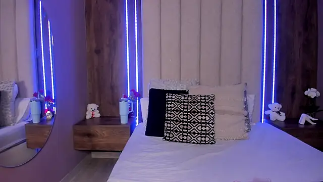 LucySalvatore  online show from March 21, 11:10 pm