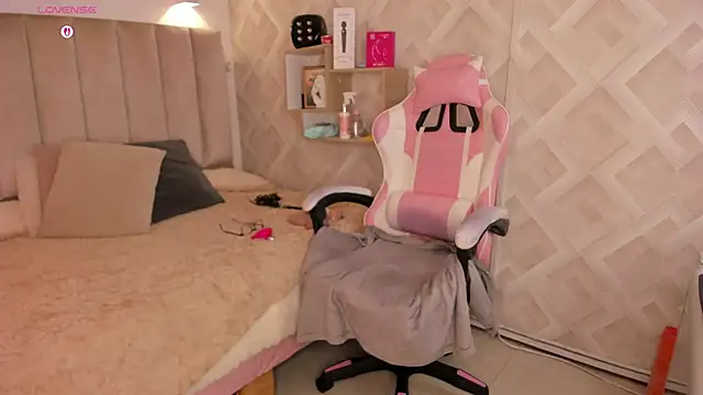 Clhoe Johnson online show from April 15, 12:49 pm