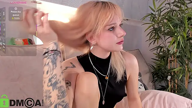 Molly Platt online show from March 27, 9:10 am