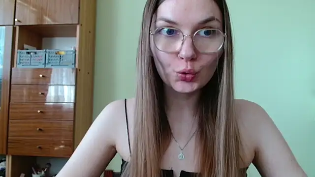 LooveELLYx online show from May 27, 1:30 pm