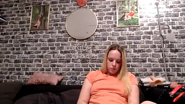 SexyMilf 37 online show from April 28, 8:24 pm