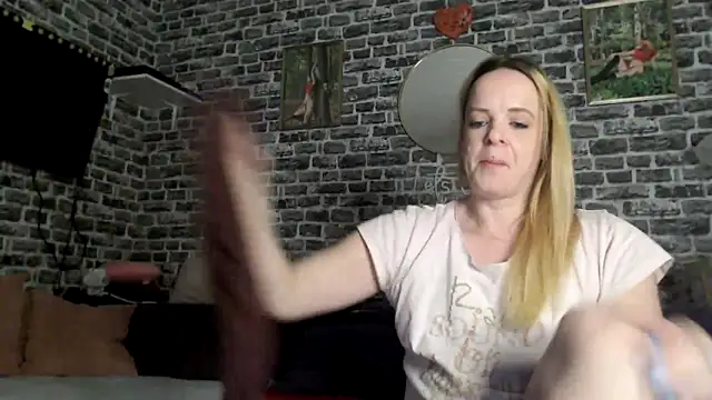 SexyMilf 37 online show from April 12, 8:22 pm