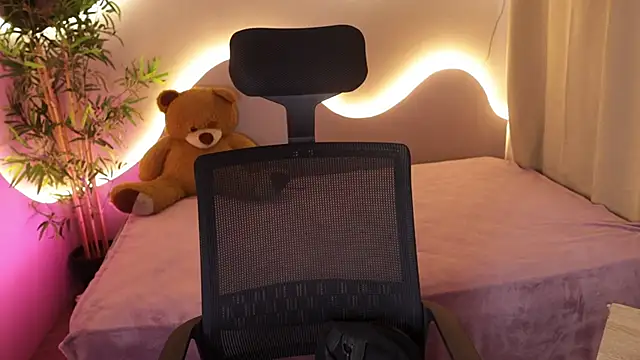 Emma and Issac online show from April 9, 10:15 pm