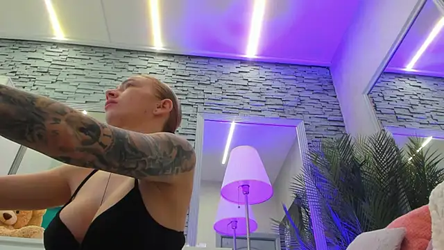 Reina Cummings online show from May 28, 6:11 am