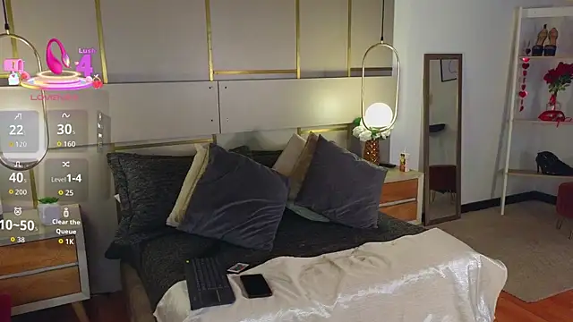 Lina Montclair online show from April 7, 7:05 pm