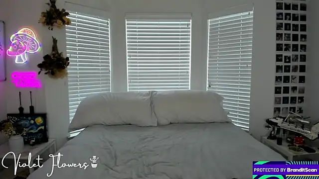 violetttflowers online show from April 26, 11:57 pm