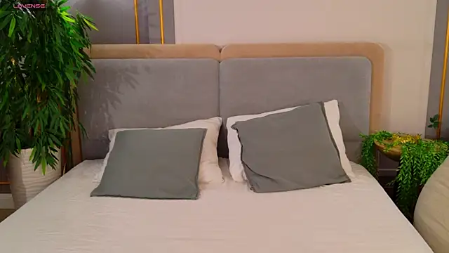 AdoraCortes online show from April 6, 5:08 am