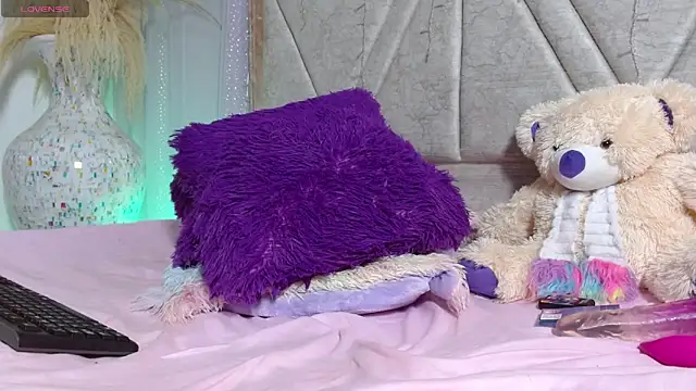 Carolinagarcia12345 online show from April 11, 7:45 am