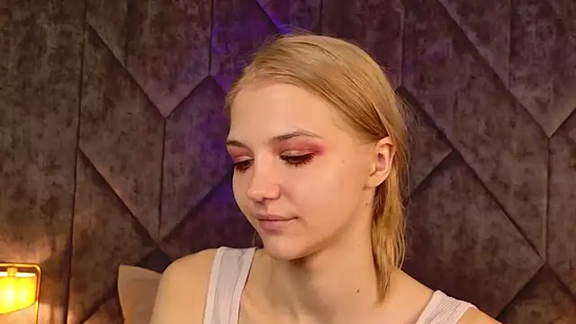 4example Chloe online show from April 11, 6:30 am