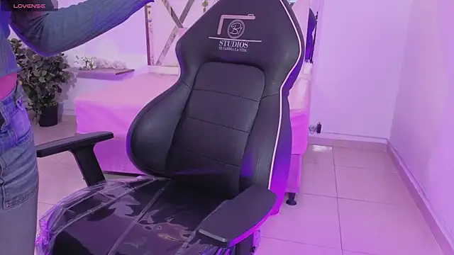 ZURY TAY online show from March 21, 11:48 am