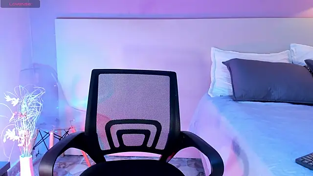 AlannaJonnes online show from April 4, 12:15 pm