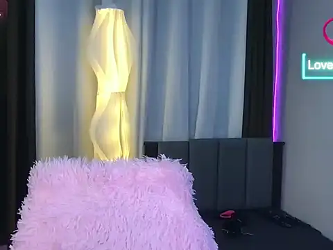 Malia Nicole online show from February 8, 9:50 pm