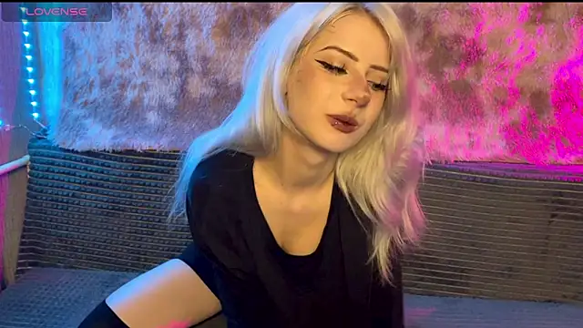 snowy lisa online show from April 26, 3:54 pm