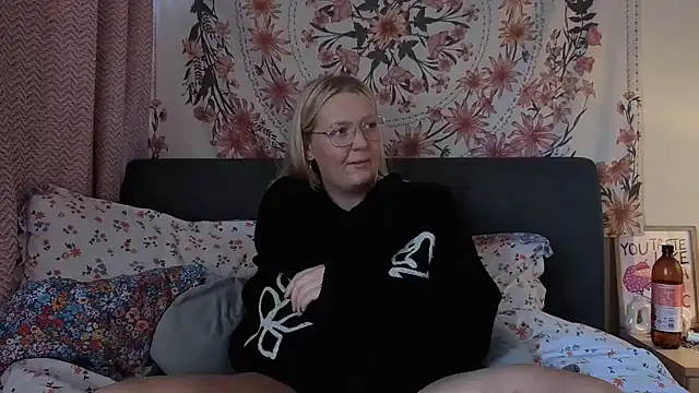 Daisyxoxo  online show from March 4, 10:00 am