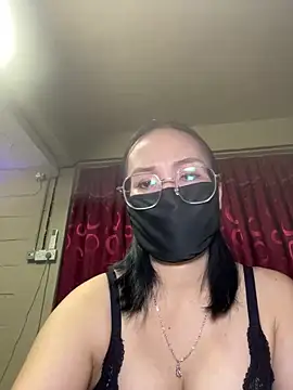 melyiaaa online show from June 11, 2:47 pm