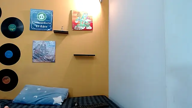 skinnyverus18 online show from March 28, 7:02 pm