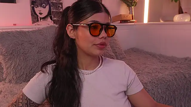 sophieee art online show from April 8, 4:47 am