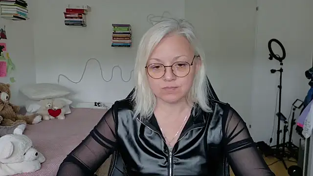 Linsy Kim online show from April 9, 10:42 am