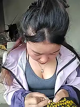 lylylove online show from June 10, 5:39 am