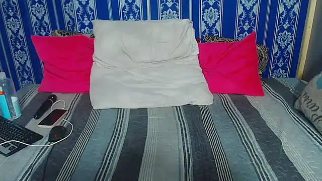 JUICEYLIPS333 online show from December 15, 7:35 am