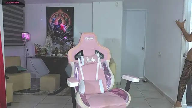 isabella pearl  online show from March 30, 4:45 am