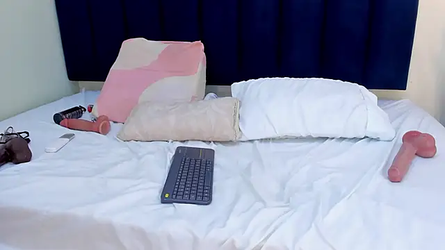 sophieturner mg online show from April 16, 9:39 pm