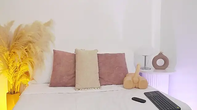 NicolleSteel online show from March 17, 1:15 pm