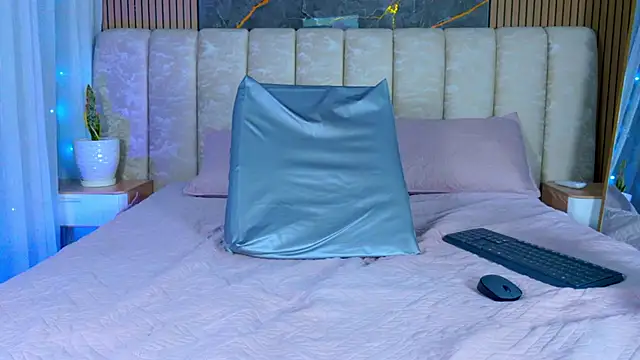 mia scot online show from March 6, 12:44 pm