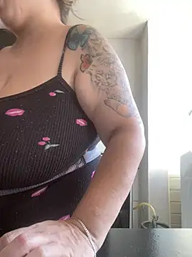 bruna438 online show from May 16, 1:43 pm
