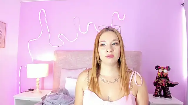 EmaRae1499 online show from November 5, 7:30 pm