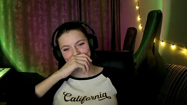 CutieAnny online show from March 13, 6:09 pm