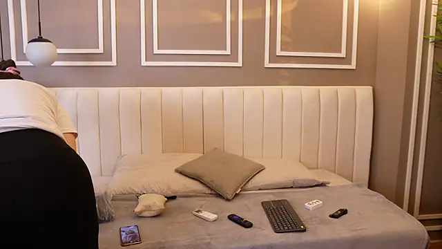 Tayler Kim online show from March 8, 4:11 pm