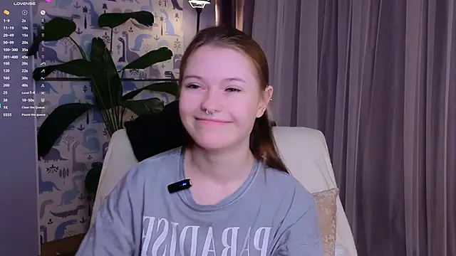 LynHillaire online show from March 18, 12:21 pm