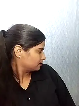 Hot-Pooja25 online show from February 3, 8:52 am