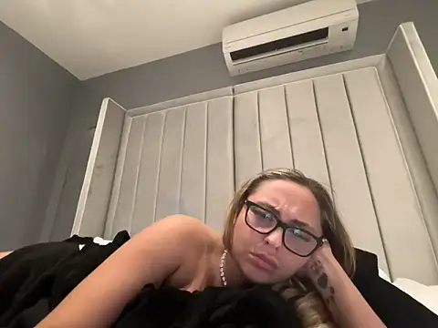 petitelucyXoxx online show from May 3, 7:28 pm