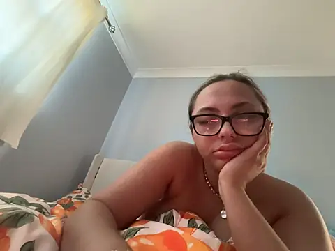 petitelucyXoxx online show from April 28, 6:34 pm