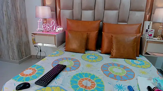 Leslie Bussh  online show from November 28, 8:12 pm