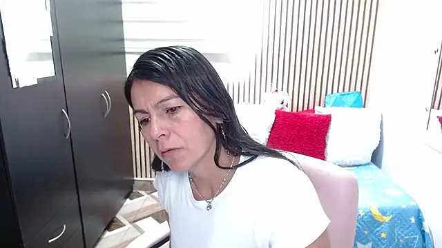 camilavargas  online show from May 31, 8:43 pm