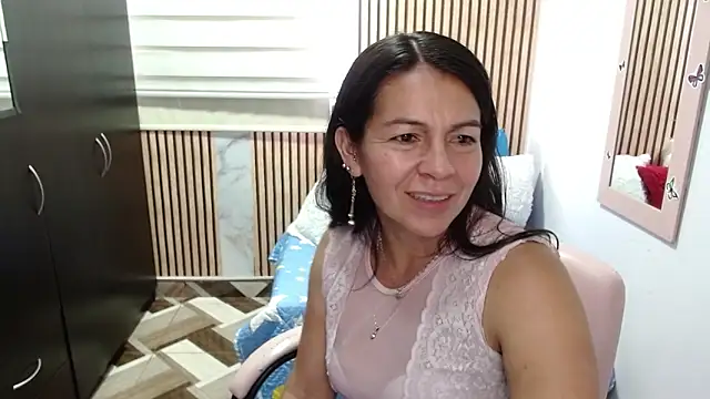 camilavargas  online show from June 1, 9:49 pm