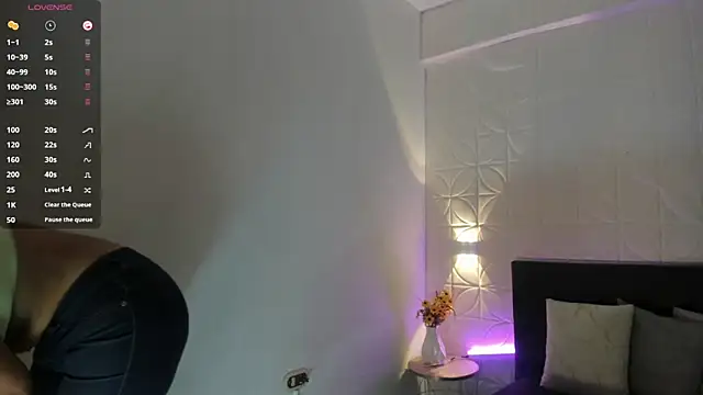 EmillyLim online show from April 9, 8:25 pm