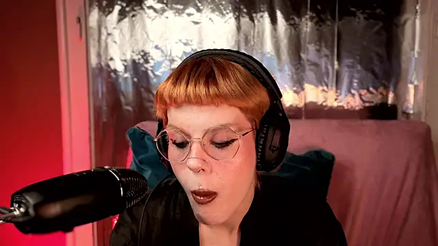 tacodeluxxxe online show from April 16, 2:12 am