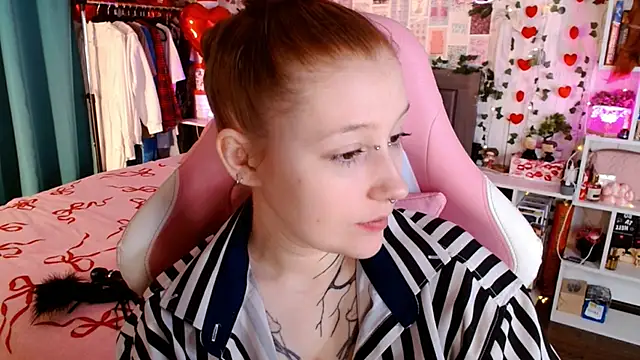 Ayla Hicks online show from March 8, 4:16 am