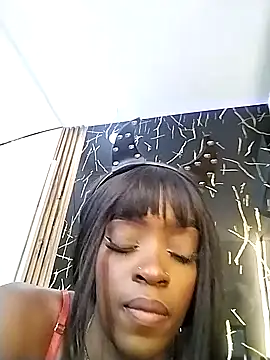 Nahomy Smiths aws online show from October 6, 9:30 pm