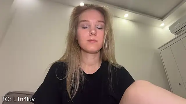 AIicaparkerc online show from May 10, 5:37 pm
