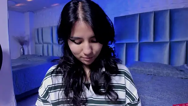 HollyPeach online show from March 8, 5:50 pm