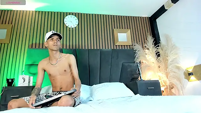 DerryAndIzzy online show from December 19, 5:10 am