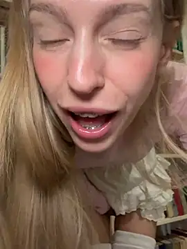 kira mia online show from April 4, 6:29 pm