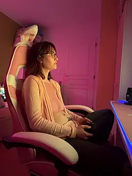  HeraLuna  online show from April 21, 8:38 pm